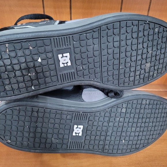 DC Shoes  Men's Size 11 Leather Low Top Classic Skateboarding Sneakers - Picture 6 of 6